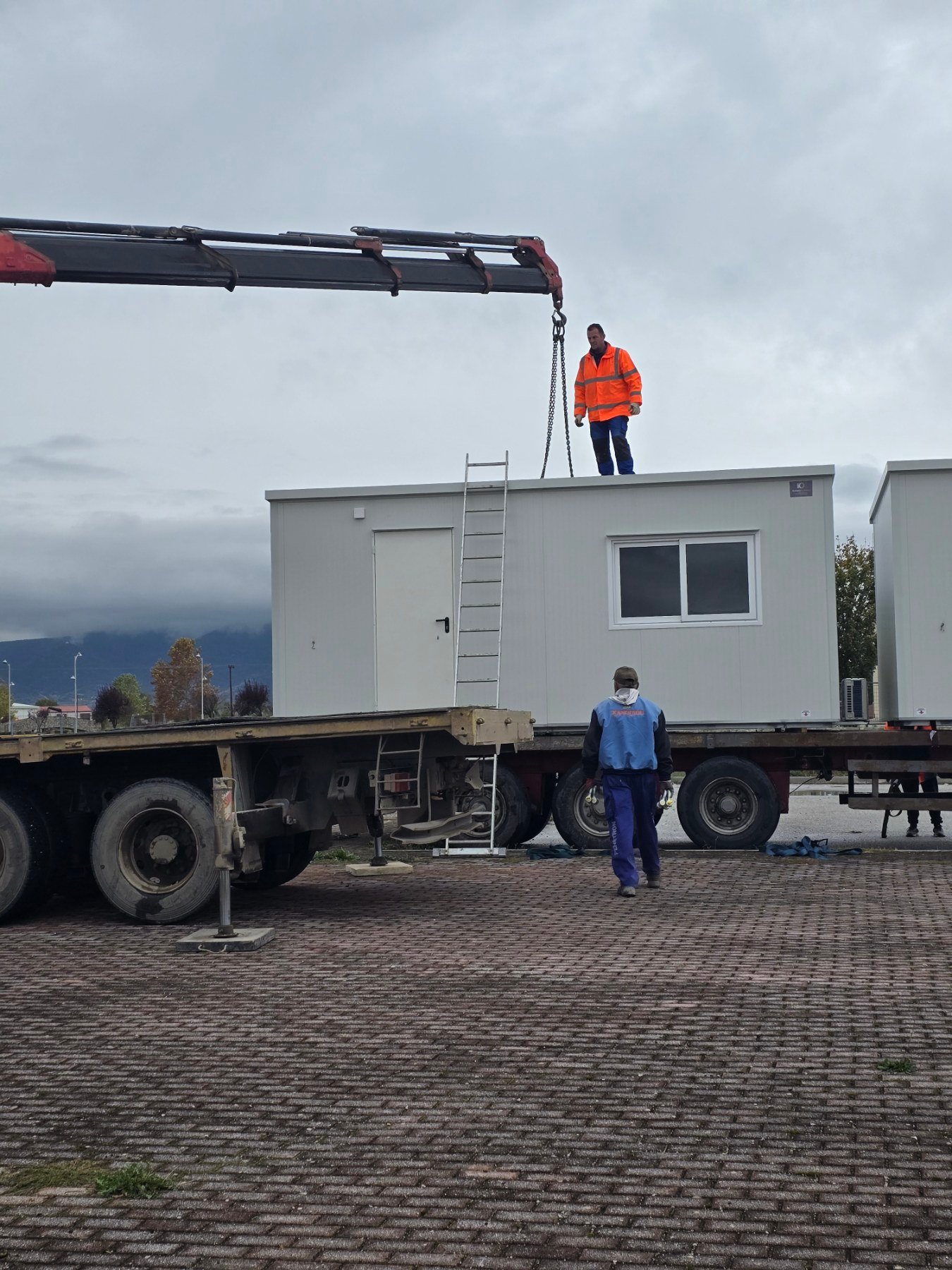 enarxi tis diamorfosis tou parko kykloforiakis agogis me tin topothetisi ton dyo containers (3)