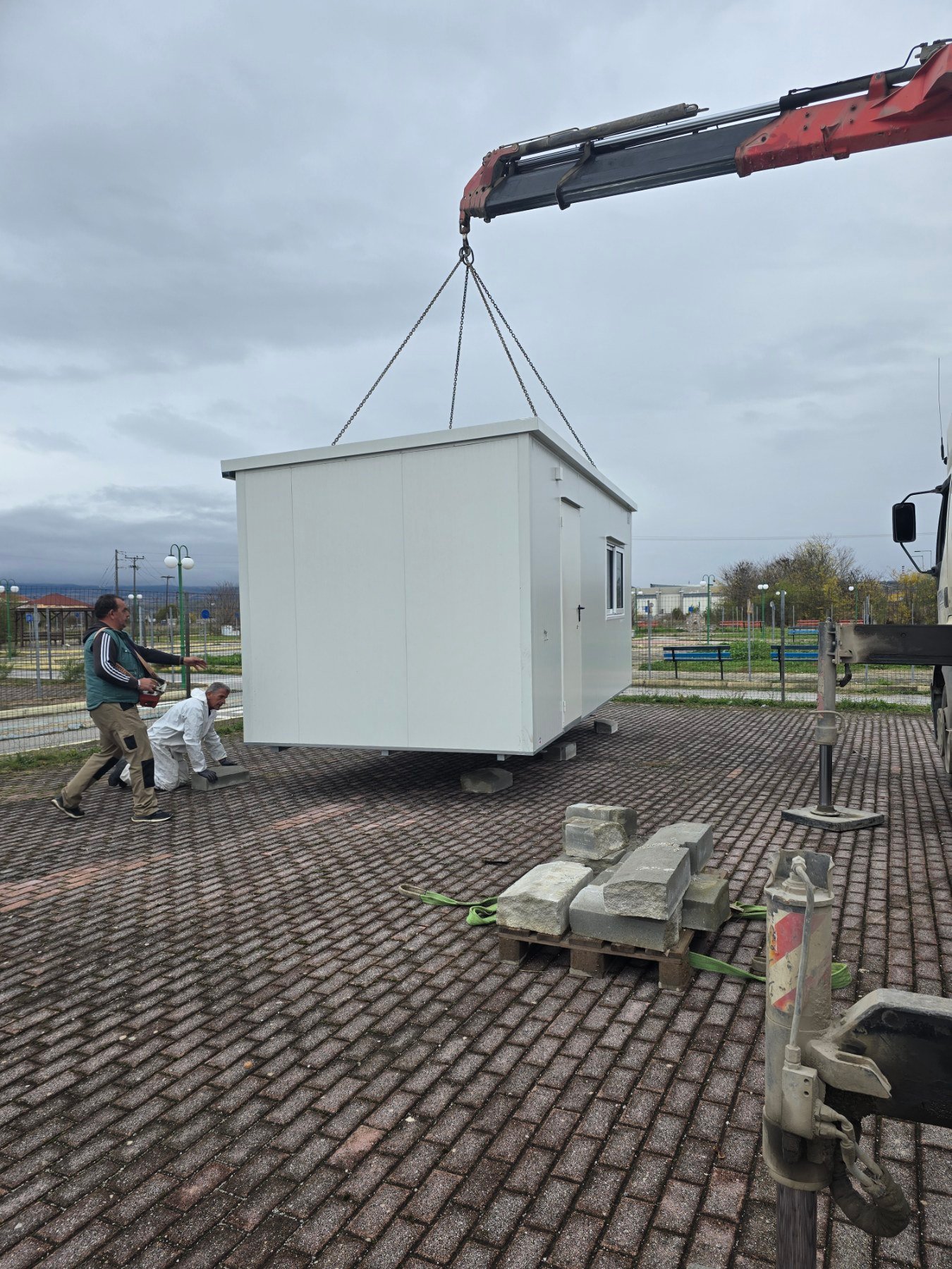 enarxi tis diamorfosis tou parko kykloforiakis agogis me tin topothetisi ton dyo containers (4)